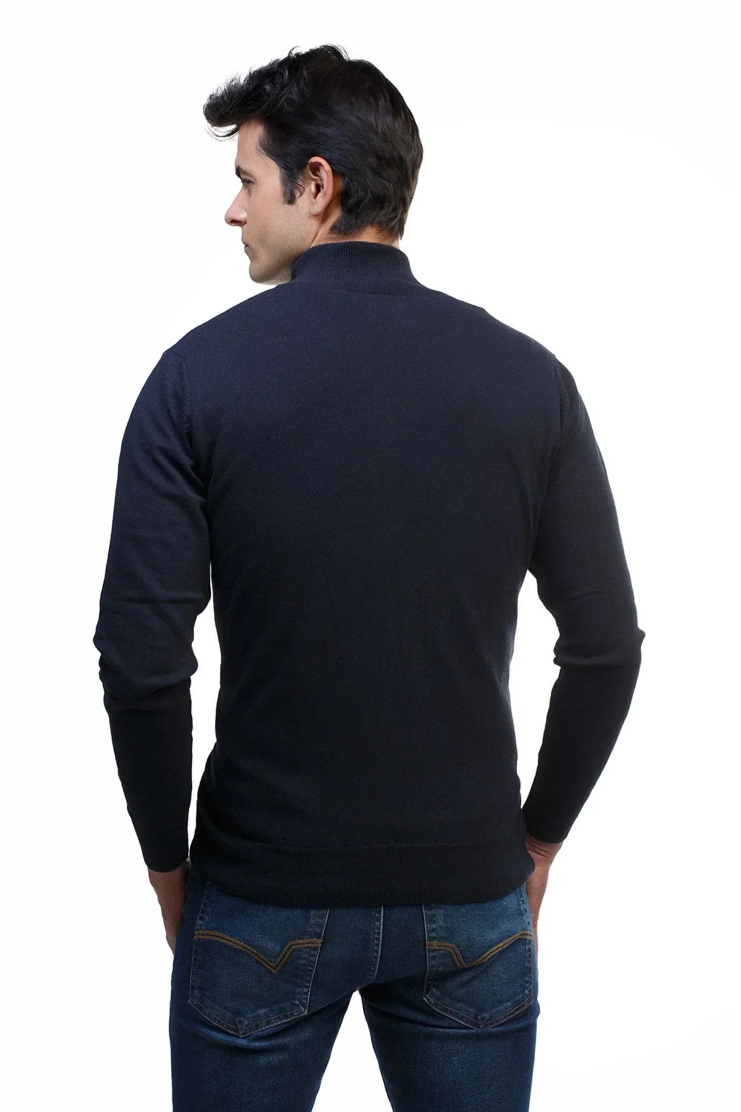 Hombre de espaldas con suéter tejido negro y jeans, moda masculina casual